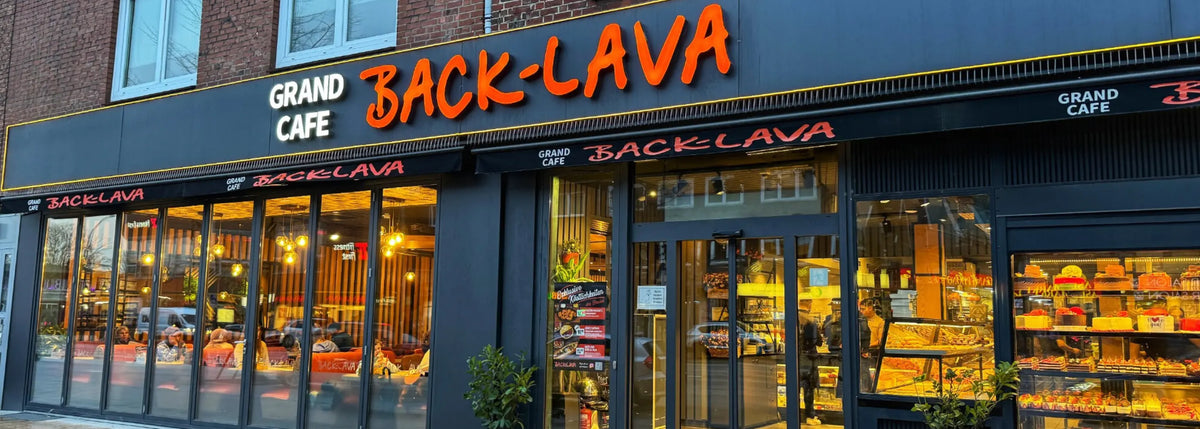 Grand Café Back-Lava am Steindamm 62 in Hamburg St. Georg, Außenansicht am Abend