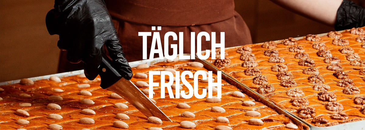 Frisch gebackene Baklava mit Walnüssen und Mandeln wird in der Back-Lava Backstube geschnitten