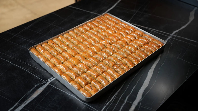 Tray of rolled baklava with pistachios | approx. 3800 g – Back-Lava