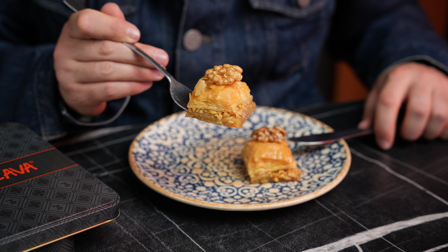 Ein Stück Walnuss-Baklava auf einem Teller im Back-Lava Café