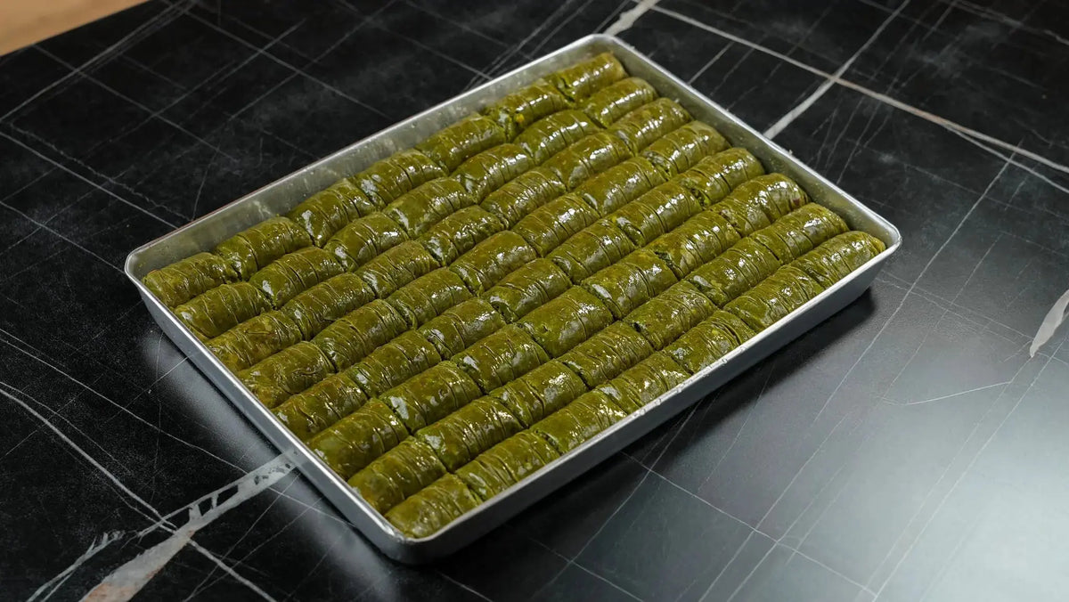 Kleine cadeau-bakplaat Pistachedroom van Back-Lava – Groene Sarma ca. 2150 g, elegant gepresenteerd