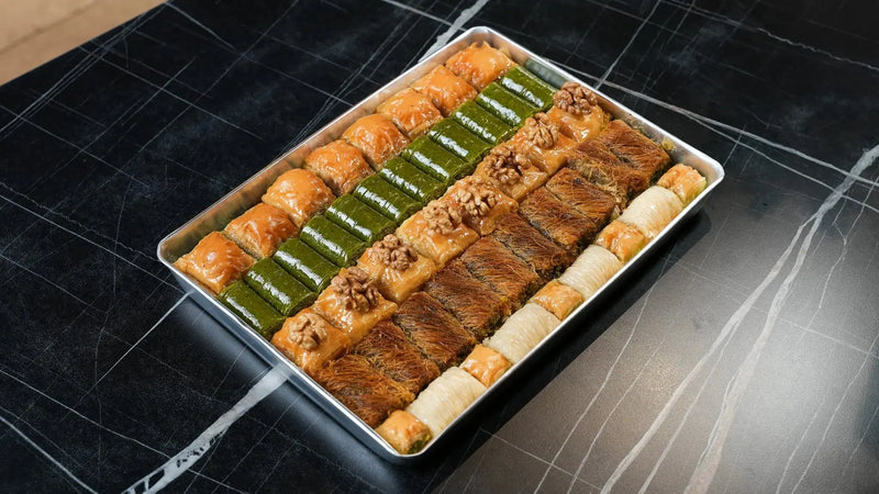 Small gift tray Premium Baklava by Back-Lava – premium mix approx. 2100 g, stylishly arranged