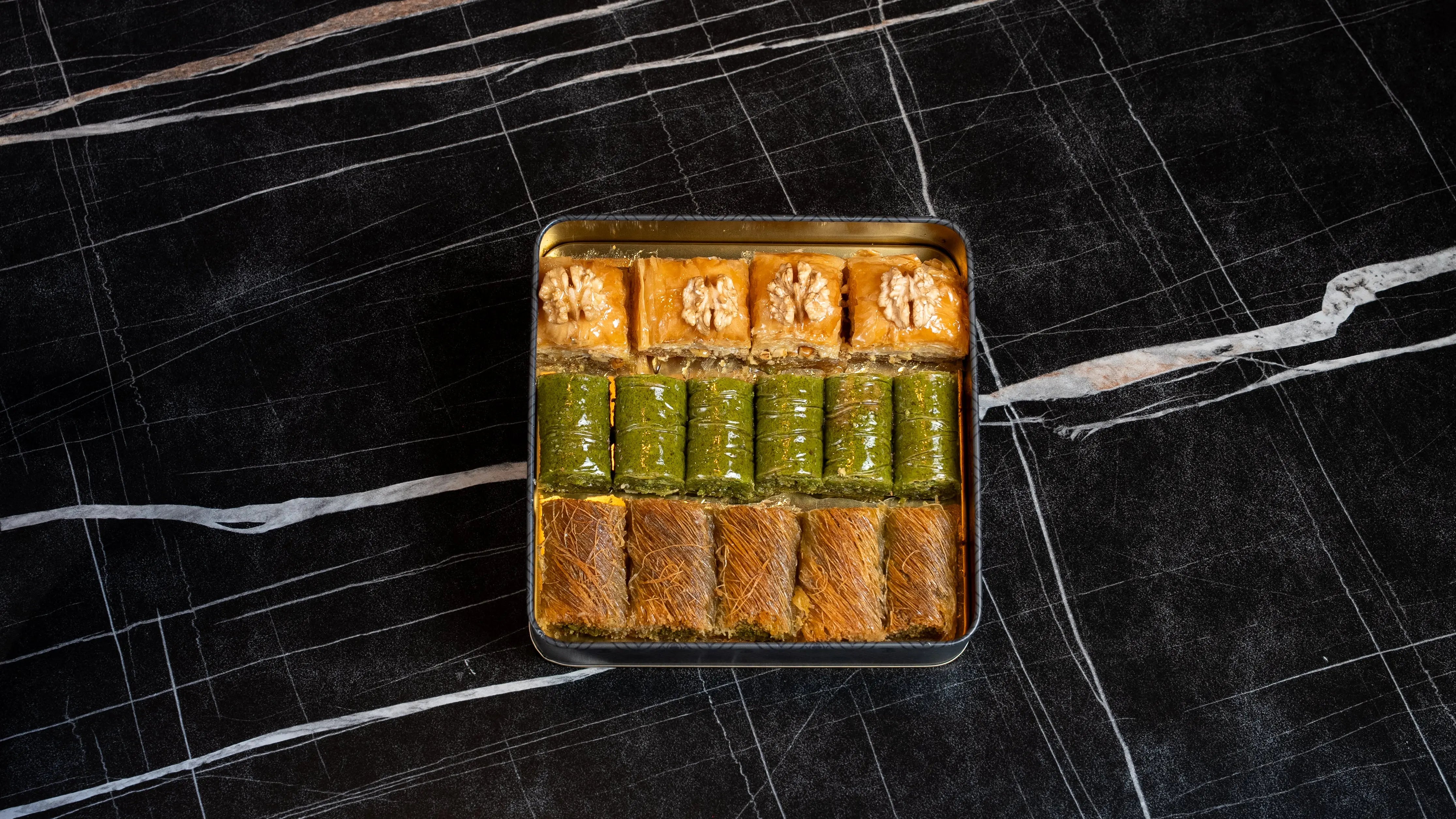 Bestseller Box | Walnuss Baklava, Baklava mit Pistazien, Pistazienrollen 