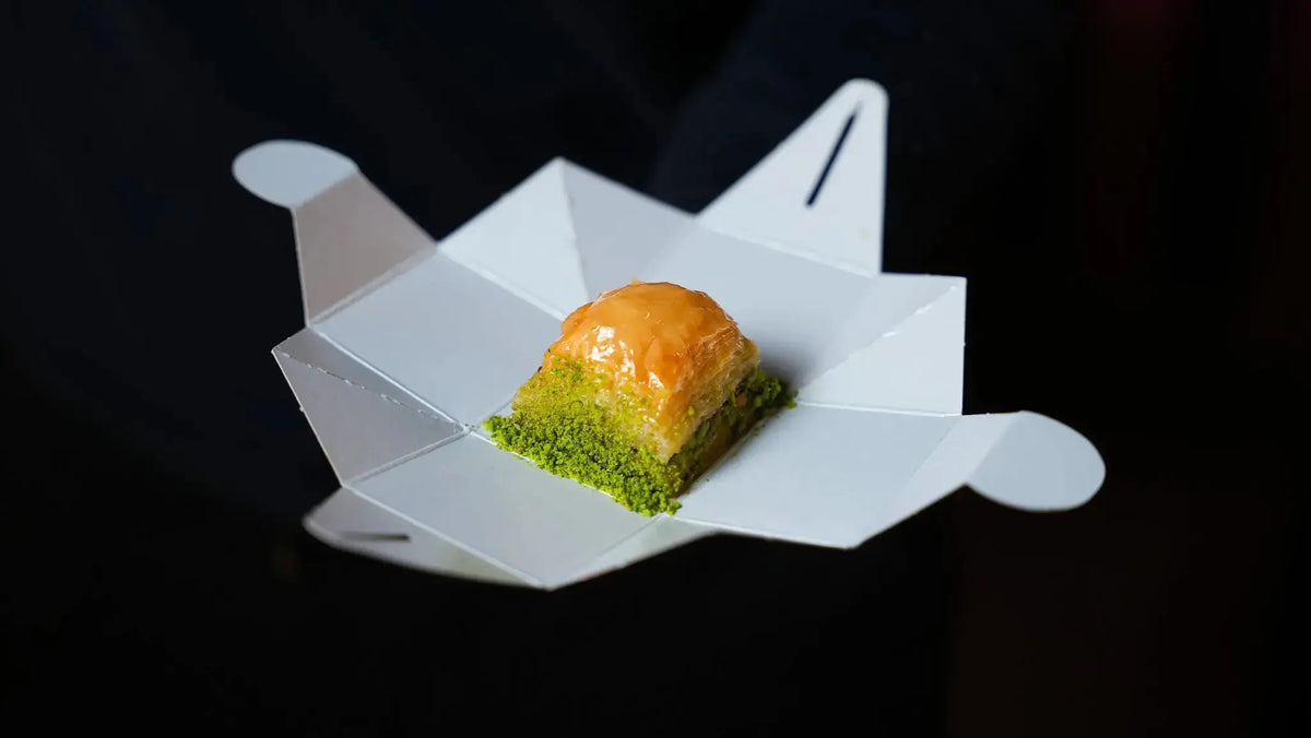 Presentatiebox met walnotenbaklava-stukjes | Event & Special Edition – Back-Lava