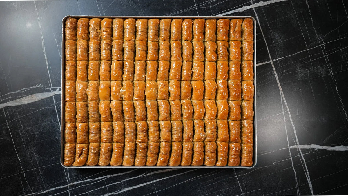 Tray of rolled baklava with pistachios | approx. 3800 g – Back-Lava