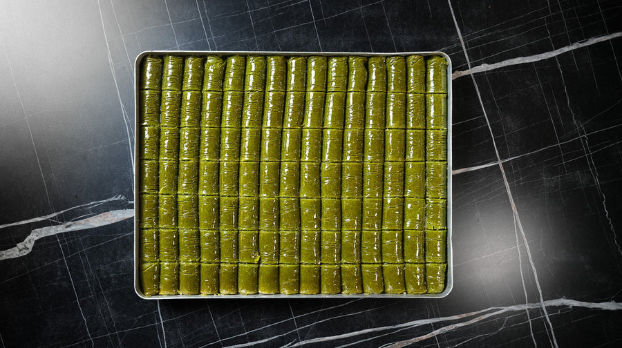 Ganzes Blech grüne Pistazien-Baklava-Rollen von Back-Lava