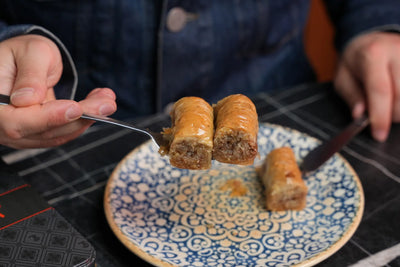 Tray of rolled baklava with pistachios | approx. 3800 g – Back-Lava