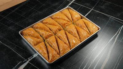 Karotten-Scheiben Baklava von Back-Lava – Detailaufnahme der Pistazienfüllung und großzügig geschnittenen Stücke