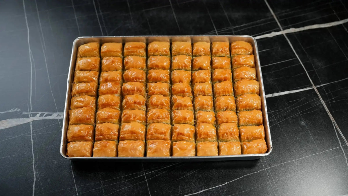 Klassisk pistaciebaklava fra Back-Lava – bakke ca. 1800 g, gyldenbrun bagt med pistacier af høj kvalitet