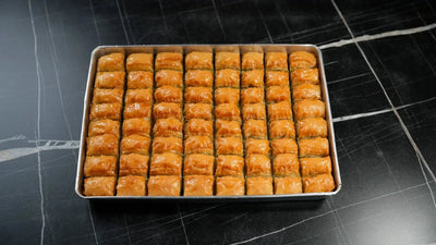 Klassisk pistaciebaklava fra Back-Lava – bakke ca. 1800 g, gyldenbrun bagt med pistacier af høj kvalitet