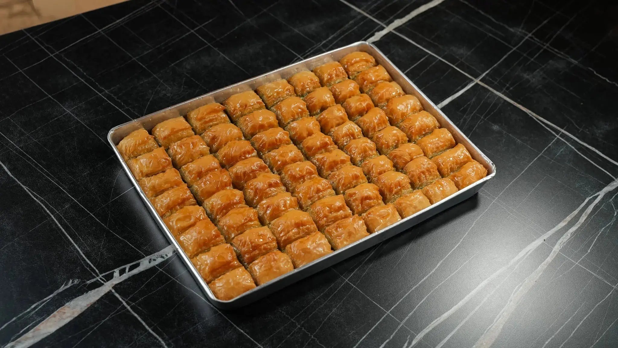 Klassische Pistazien Baklava von Back-Lava – Detailaufnahme der knusprigen Schichten und Pistazienfüllung
